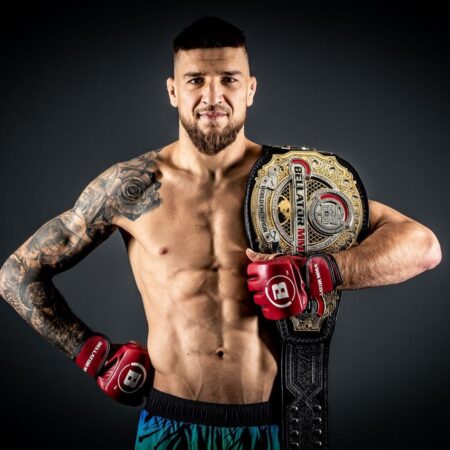 Ярослав Амосов, бывший чемпион Bellator, одержал победу удушающим приемом в первом раунде и нацелился на UFC