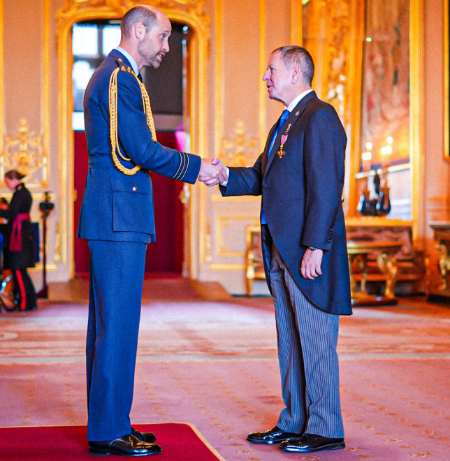 Preview Мартин Брандл выразил благодарность коллегам после получения ордена OBE от Принца Уэльского