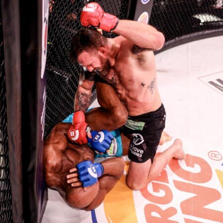 Легенда Bellator одержал эффектный нокаут летящим коленом на региональном турнире