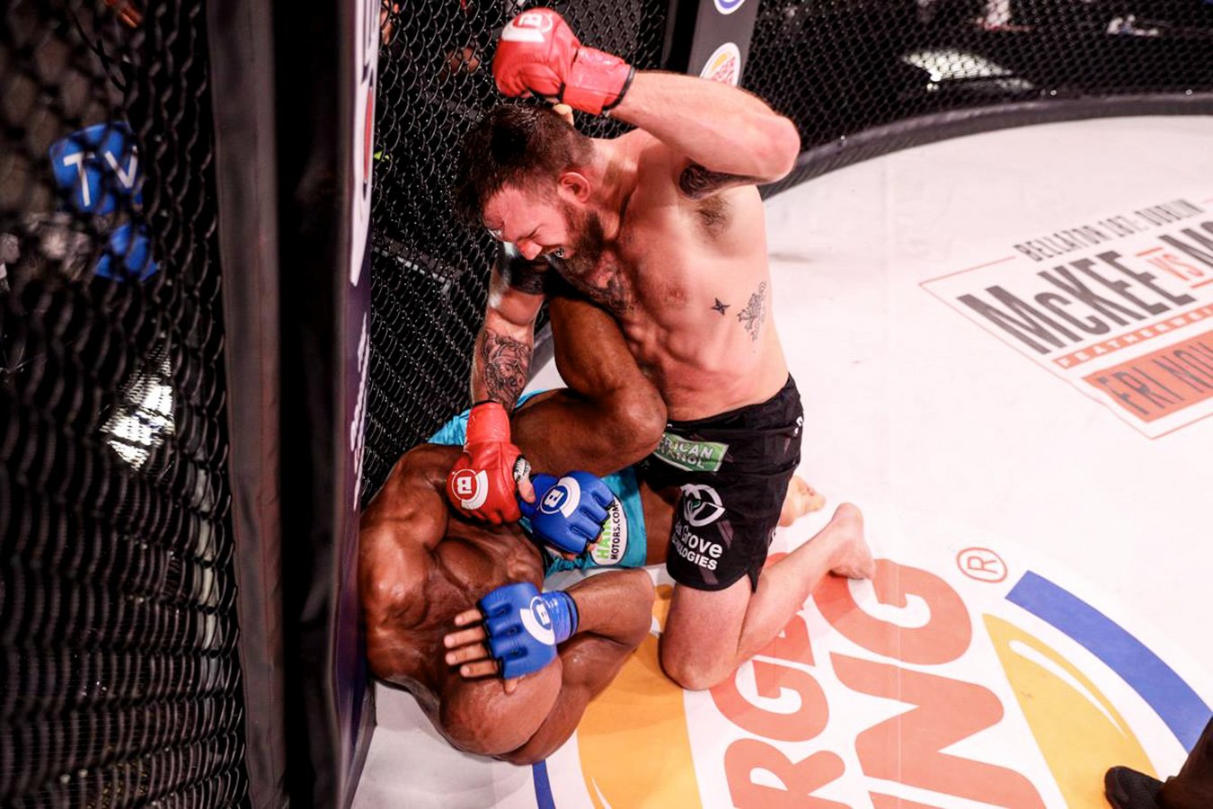 Preview Легенда Bellator одержал эффектный нокаут летящим коленом на региональном турнире