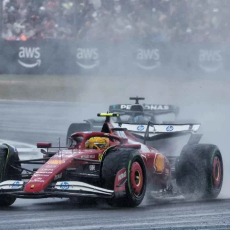 Хэмилтон недоволен болидом и стратегией Ferrari после потери подиума в Сильверстоуне