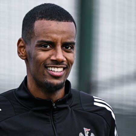 Александр Исак: Отголоски британского рекорда и первые шаги на «Энфилде»