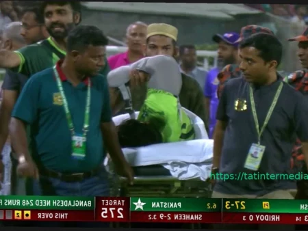 Пакистанский игрок получил серьезную травму, пытаясь спасти мяч от границы в матче с Бангладеш