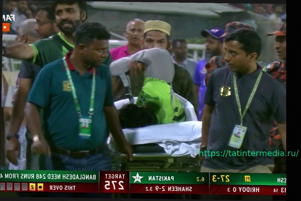 Preview Пакистанский игрок получил серьезную травму, пытаясь спасти мяч от границы в матче с Бангладеш