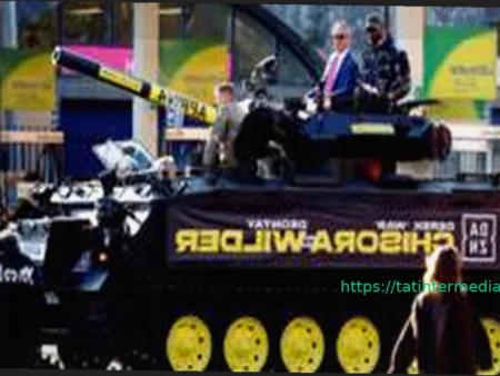 Дерек Чисора и Найджел Фарадж прибыли на пресс-конференцию Уайлдера на танке