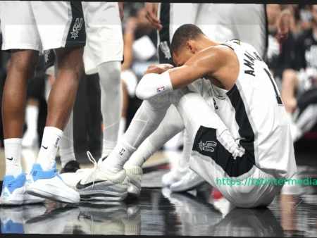 Виктор Вембаньяма из «Шпор» покинул второй матч против «Блэйзерс» из-за протокола сотрясения мозга после падения