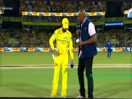 Иан Бишоп приносит извинения капитану CSK Рутураджу Гайкваду во время жеребьевки матча IPL 2026