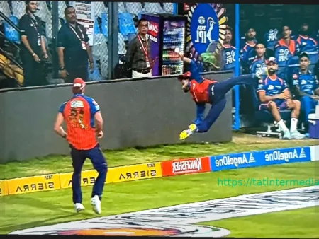 Шрейас Айер и Ксавьер Бартлетт: Потрясающий командный кэтч против Хардика Пандьи